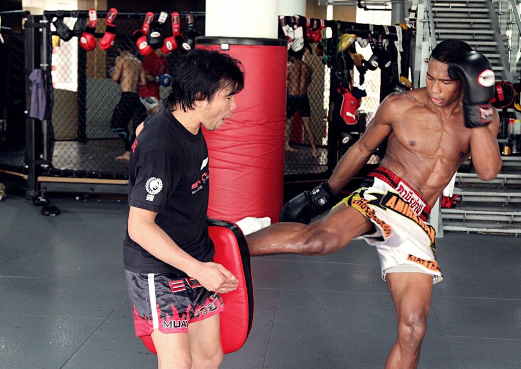 Watch This Is The Right Way To Hold Pads For Muay Thai (Video