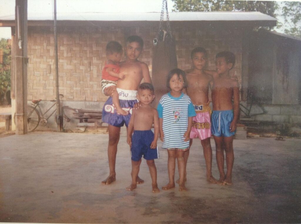 A photo of Muay Thai World Champion Dejdamrong Sor Amnuaysirichoke and his family at Thailand.