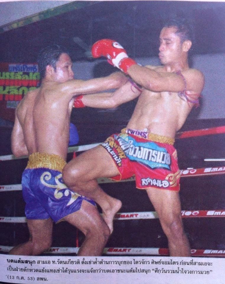 Sam-A won this fight using technique, beating his opponent with knees and kicks. 