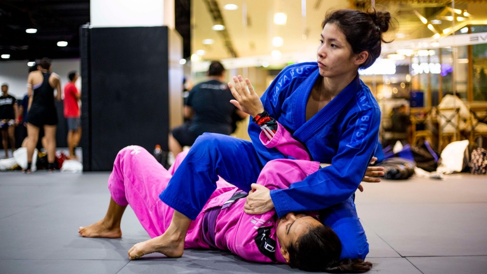 2 students rolling with each other during bjj class