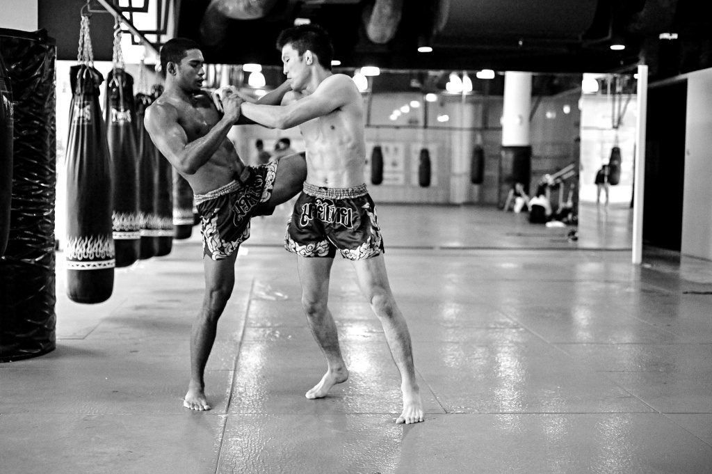 To land that KO shot, you must get your opponent to lower his guard. When you aim for the body your opponent will surely try to block it, forcing him/her to drop his guard.