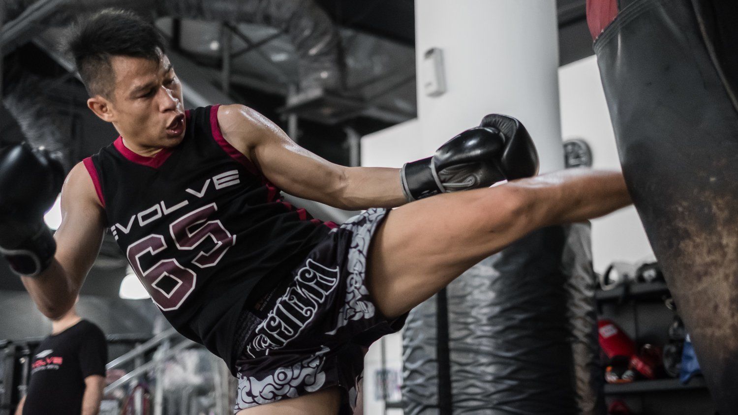 4 Tips For A Powerful Muay Thai Roundhouse Kick - Evolve University Blog