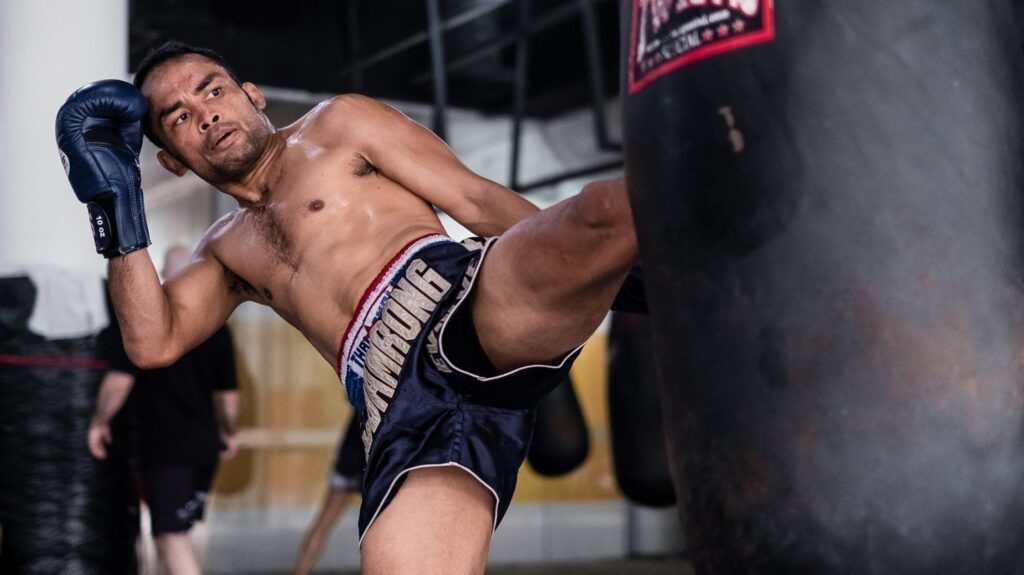 4 Tips For A Powerful Muay Thai Roundhouse Kick - Evolve University Blog