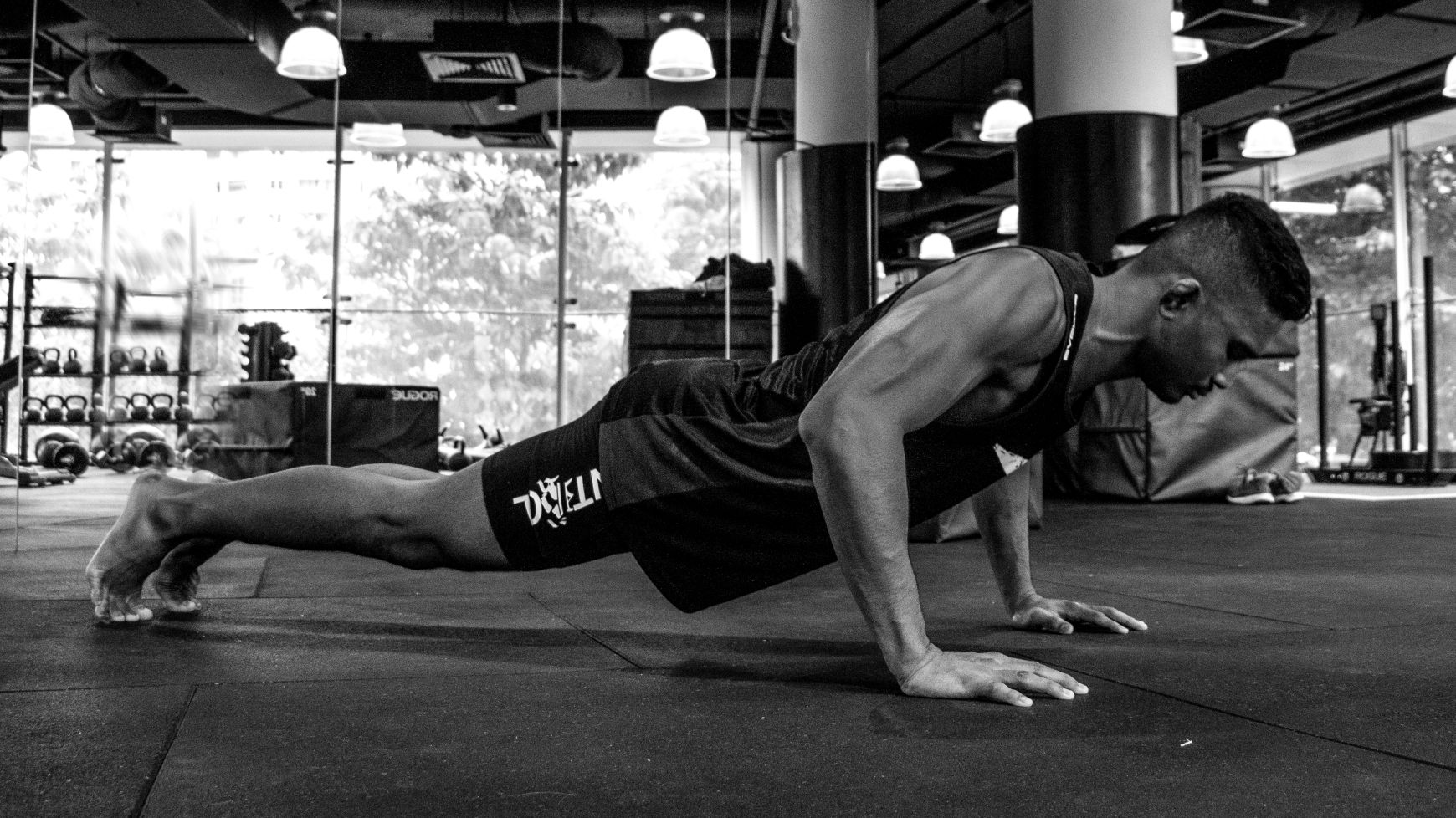 Amir Khan facendo un push up in palestra