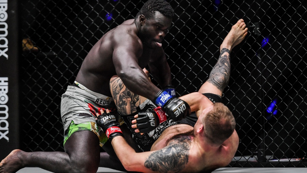 Combat Sports Gomitiere MMA Ground & Pound - Protezioni In Neoprene Con Imbottitura Composita, Superficie In Similpelle. Ideali Per Arti Marziali E Grappling.