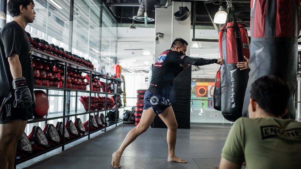 escucha en la clase de muay thai