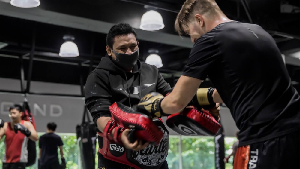 Size Does not Matter in Thai Clinch – Two Examples from Training