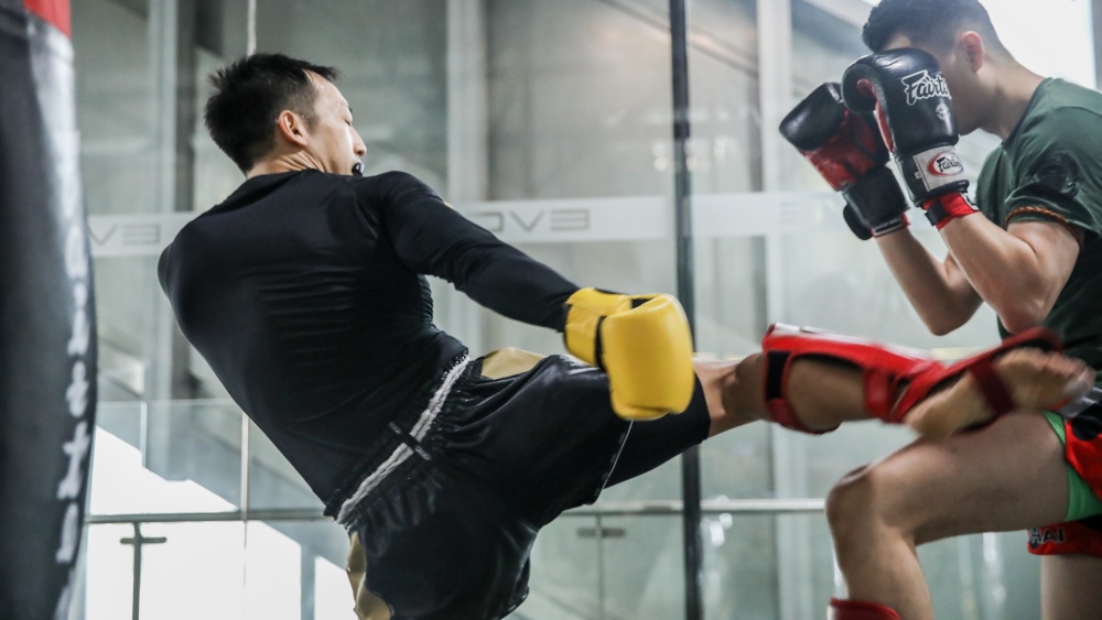 muay thai studenten sparren in de klas