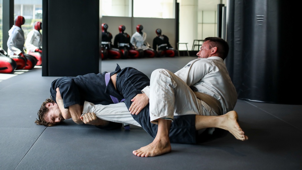 bjj students training kneebar