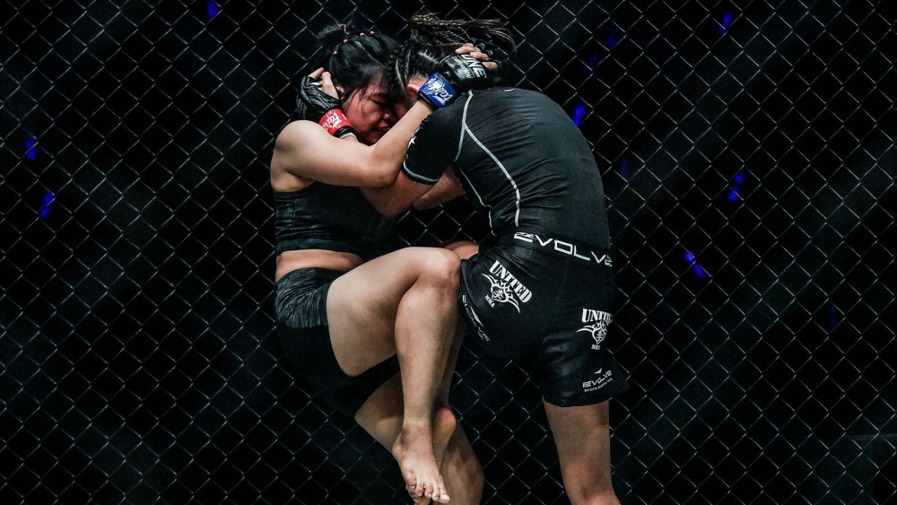 An Introduction To Clinching In MMA - Evolve University Blog