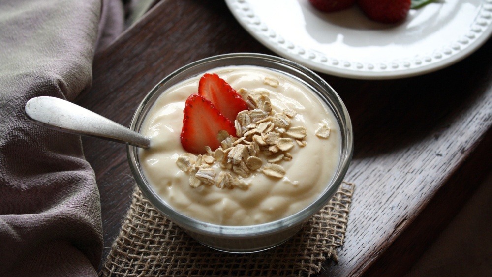 yoghurt with strawberry and oats