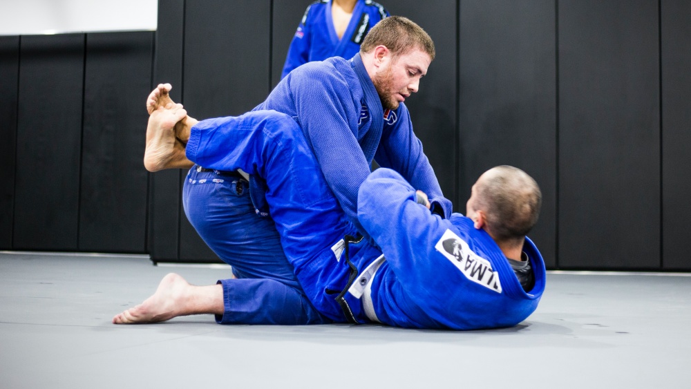 Critical Timing to Break Opponent's Posture from Closed Guard