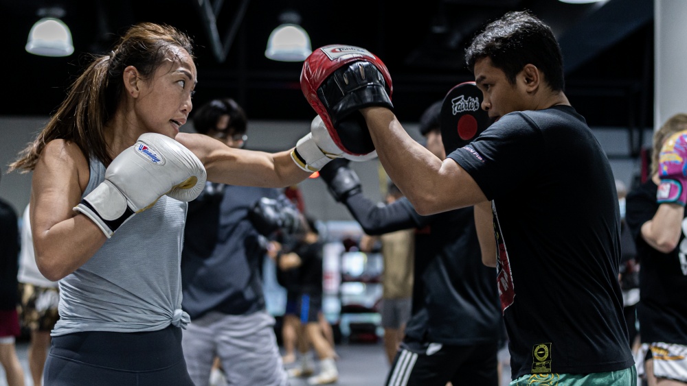 How to Hold Focus Pads for a Right Hook to the Body (13 of 32), Boxing