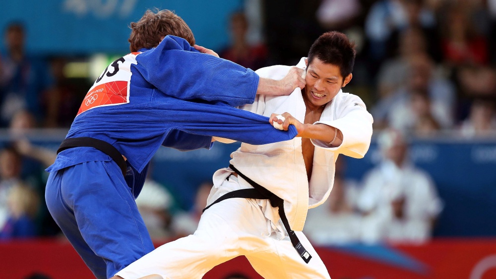 judo competitors grappling 