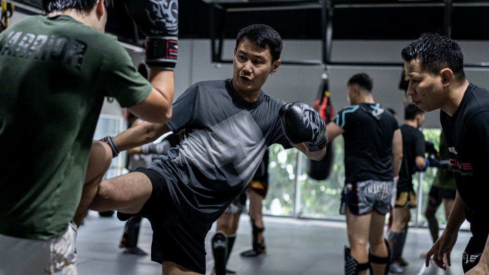 muay thai student sparring training