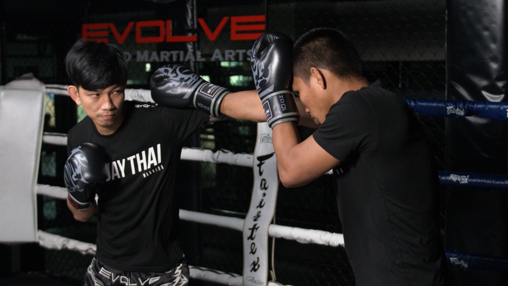 The Ultimate Guide To The Muay Thai Clinch - Evolve University Blog