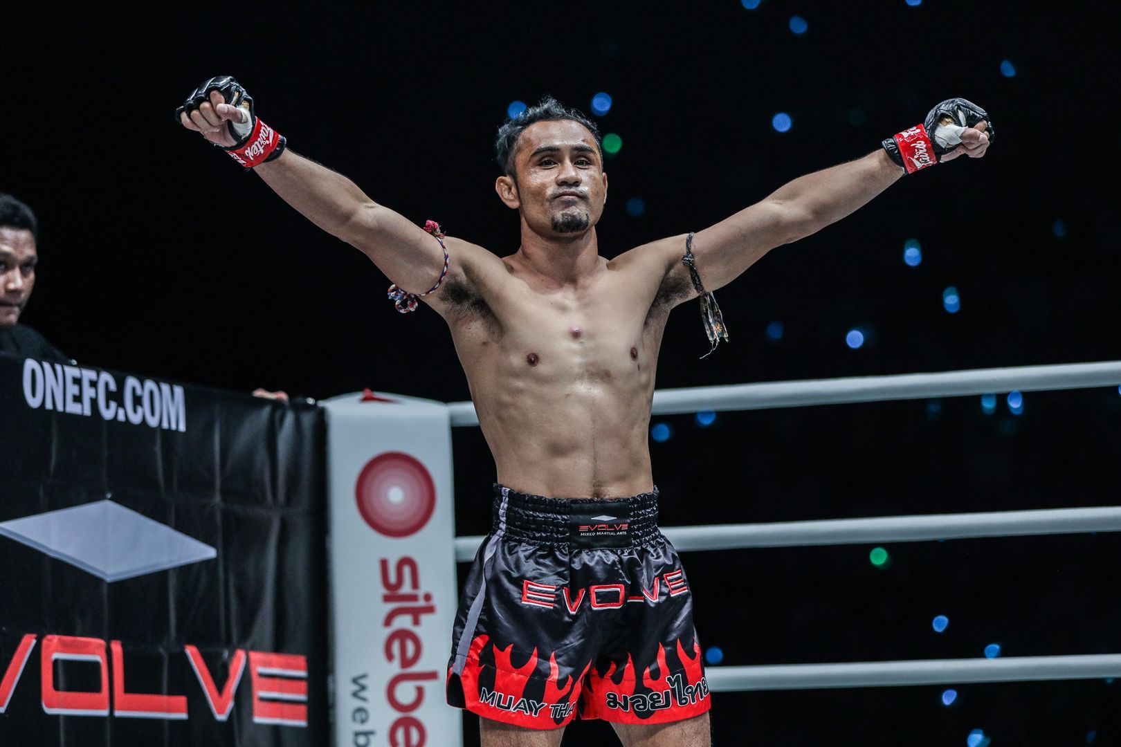 Sam-A Gaiyanghadao celebrating in the ring — Muay Thai World Champion